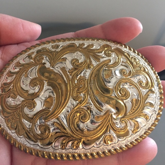 Crumrine Other - Free Shipping! 😍 Vintage Crumrine two toned belt buckle. Men's or Women's. 🦋